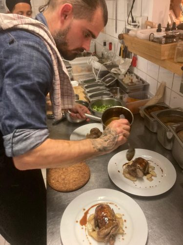 mika food talk en train de cuisiner mika food talk en train de cuisiner